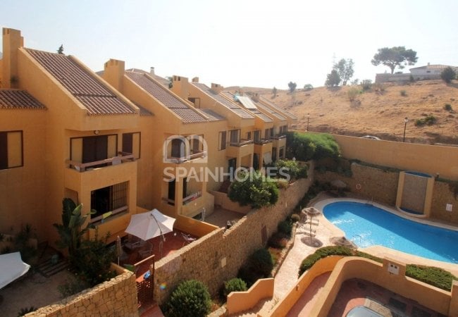 3-Этажные Таунхаусы в Фуэнхироле с Удобным Доступом к Шоссе 5