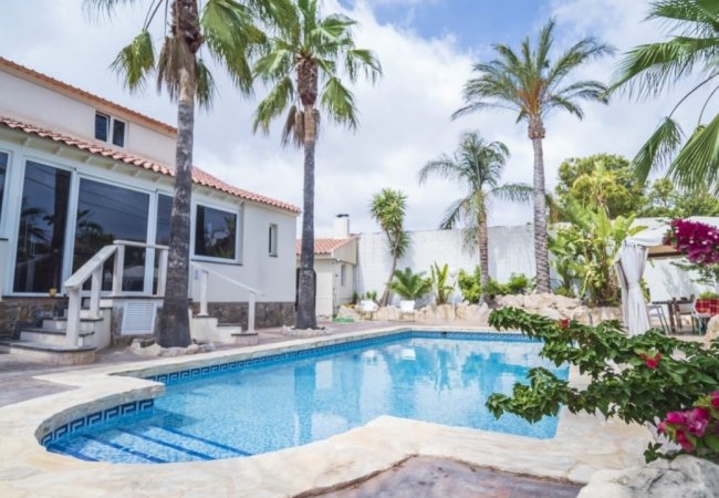 Geräumige Villa Mit Blick Auf Die Stadt In Alicante