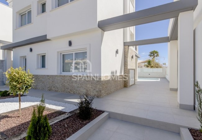 Torrevieja’da Havuzlu ve Bahçeli Müstakil Villalar 6