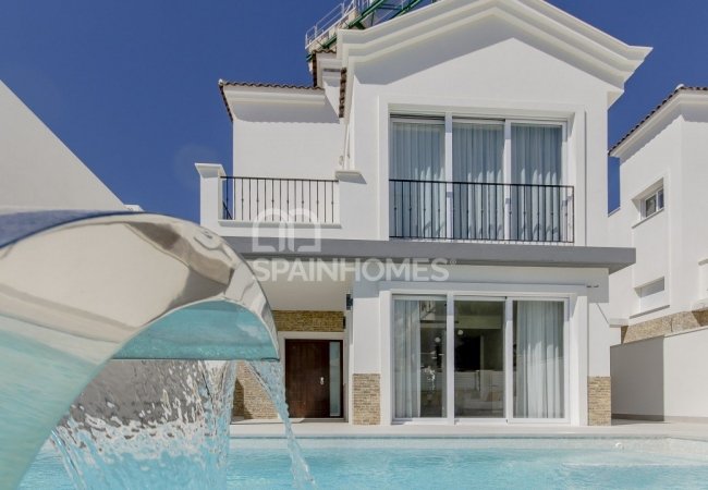 Torrevieja’da Havuzlu ve Bahçeli Müstakil Villalar 2