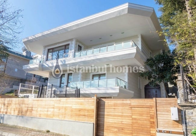 Bosphorus View Villa Near to the Coastline in Istanbul 3