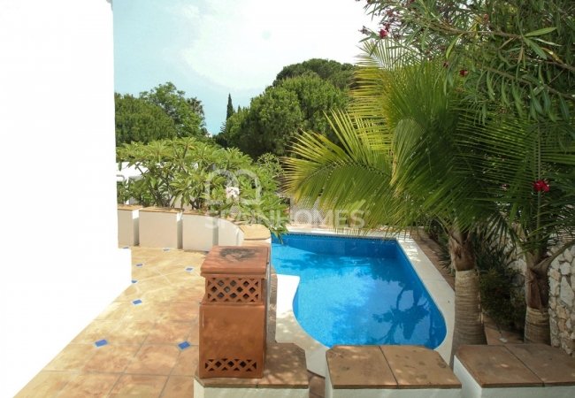 Benalmádena'da Özel Yüzme Havuzlu ve Bahçeli Mobilyalı Villa 13