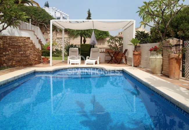 Benalmádena'da Özel Yüzme Havuzlu ve Bahçeli Mobilyalı Villa 3