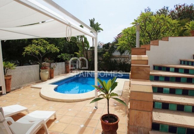 Benalmádena'da Özel Yüzme Havuzlu ve Bahçeli Mobilyalı Villa 4