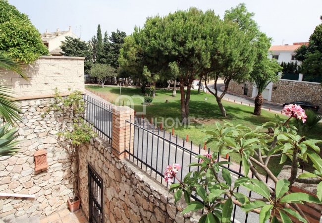Benalmádena'da Özel Yüzme Havuzlu ve Bahçeli Mobilyalı Villa 6