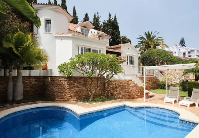 Benalmádena'da Özel Yüzme Havuzlu ve Bahçeli Mobilyalı Villa 1