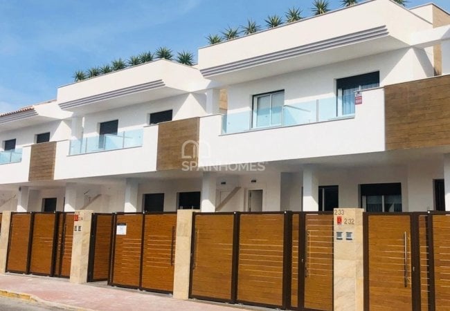 Ready Townhouses Next to the Salt Lake in Torrevieja, Alicante 1