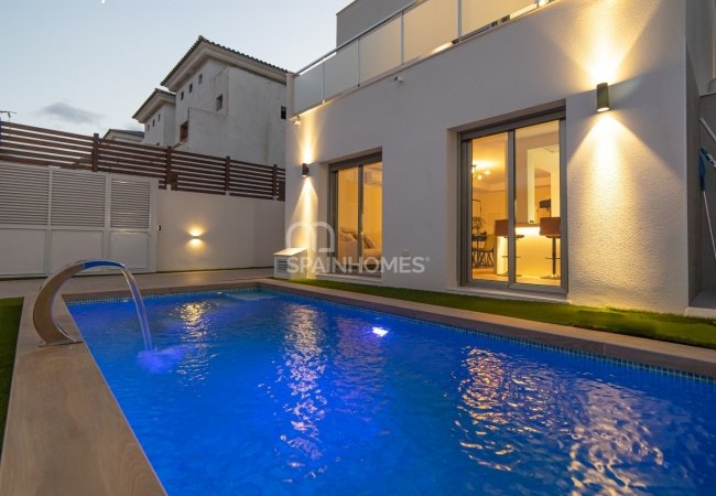 Contemporary Villas 30 Minutes From the Mediterranean Sea in Cox 2