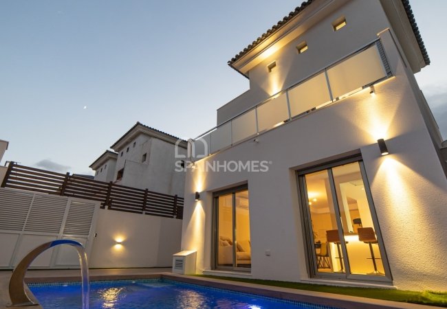 Contemporary Villas 30 Minutes From the Mediterranean Sea in Cox 3