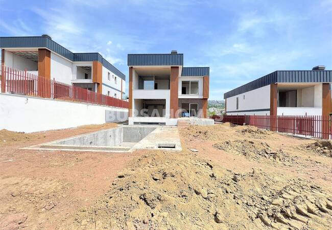 Mudanya Bademli'de Özel Havuzlu Satılık Geniş Müstakil Villalar 1