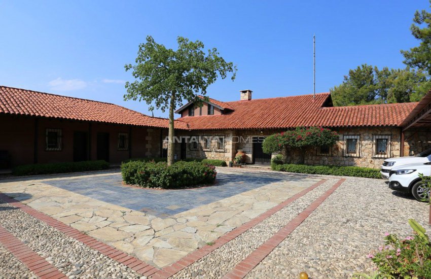 بيت الحجر الفريد مع مسبح في أنطاليا 9