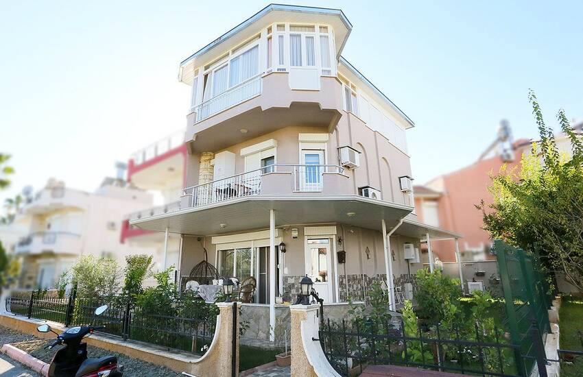 Triplex-einfamilienhäuser Mit 4 Schlafzimmern In Kadriye 1