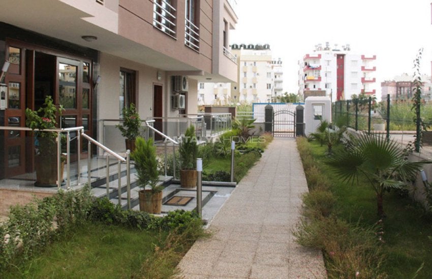 Lara'da Yüzme Havuzlu Site İçinde Lüks Daireler 4