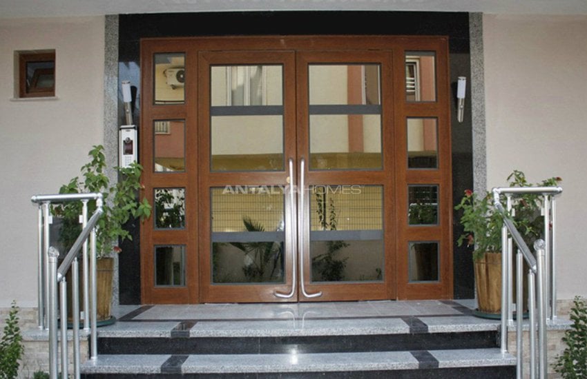 Lara'da Yüzme Havuzlu Site İçinde Lüks Daireler 8