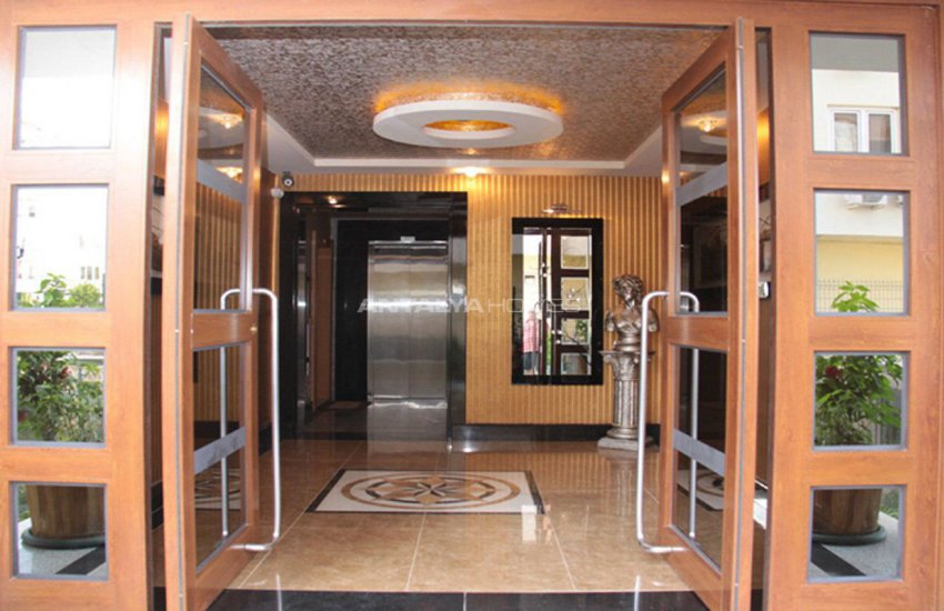 Lara'da Yüzme Havuzlu Site İçinde Lüks Daireler 9