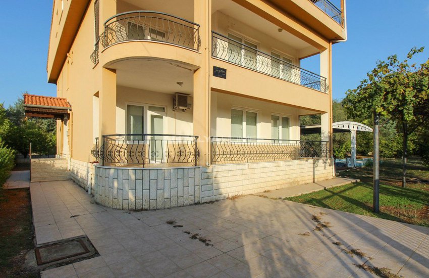 Whole Building with Expansive Garden and Fruit Trees in Döşemealtı 5