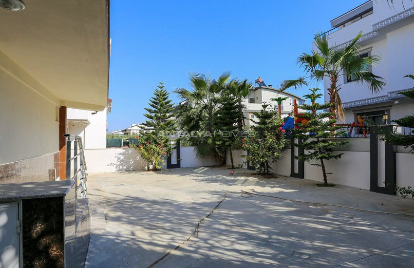 Whole Building Suitable for Plaza Concept in Lara 8