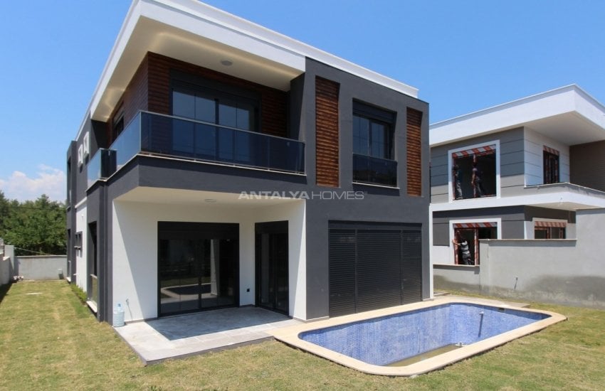 Döşemealtı’nda Özel Havuzlu ve Bahçeli Çağdaş Villa 2