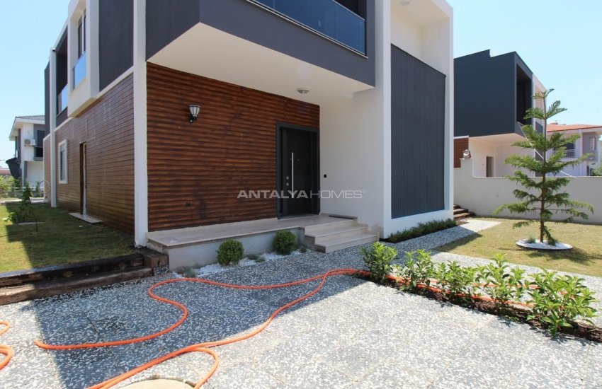 Döşemealtı’nda Özel Havuzlu ve Bahçeli Çağdaş Villa 9