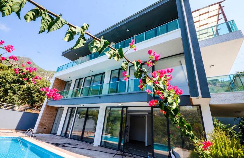 Luxury Central Villas with Sea and Castle Views in Alanya