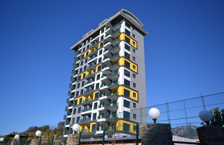 Flats with Remarkable Sea and Mountain Views in Alanya 2