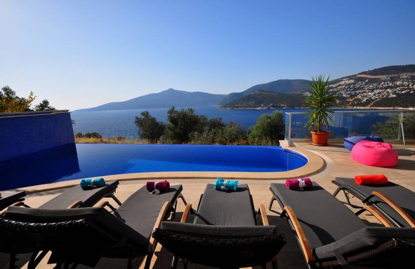 Indrukwekkende Villa Met Zeezicht En Ultra-lux Ontwerp In Kalkan