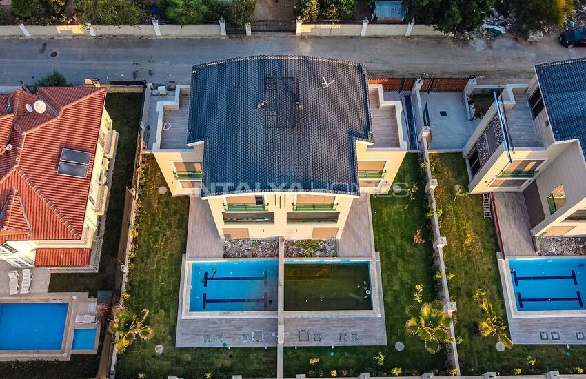 Antalya Belek'te Bahçeli ve Özel Havuzlu İkiz Villalar