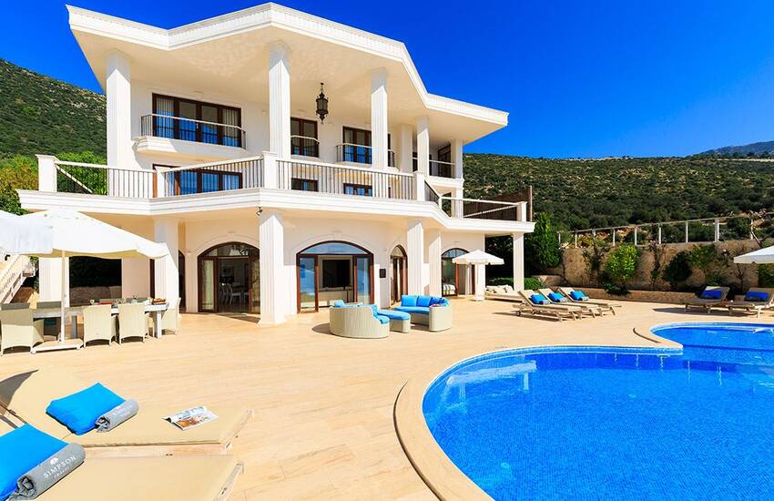 Kalkan'da Deniz Manzaralı Ferah ve Modern Villa
