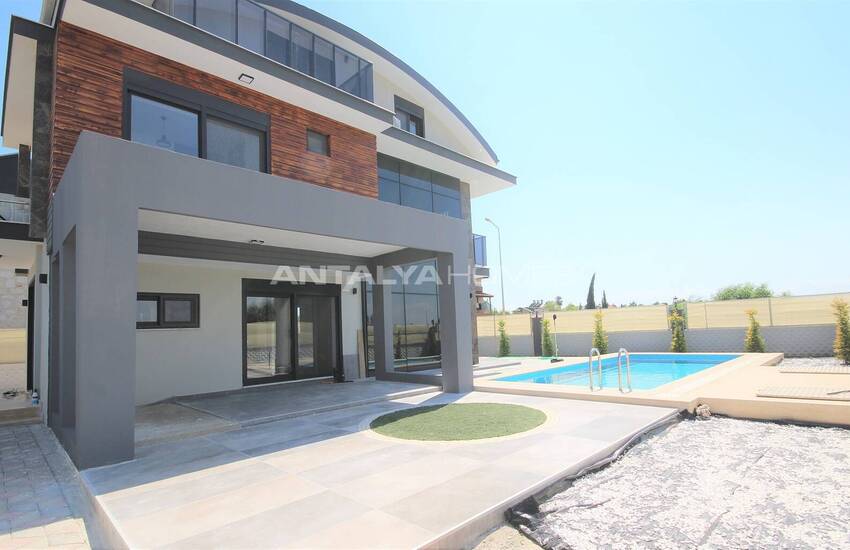Belek'te Modern Tasarımlı Müstakil Tripleks Villa 4