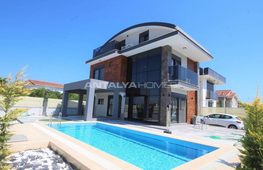 Belek'te Modern Tasarımlı Müstakil Tripleks Villa 3