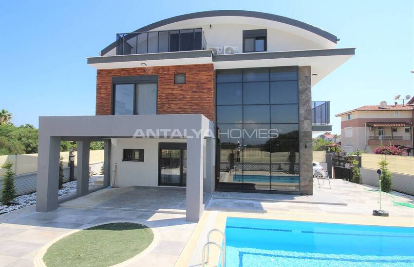 Belek'te Modern Tasarımlı Müstakil Tripleks Villa 2
