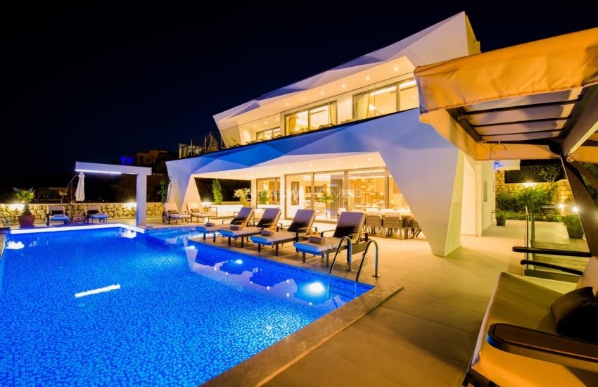 Classy Kalkan Villa with Infinity Pool Overlooking the Sea 21