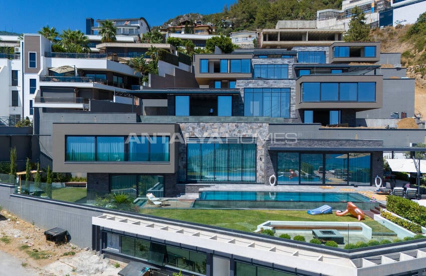 Alanya'da Modern Tasarıma Sahip Deniz Manzaralı Villalar 1