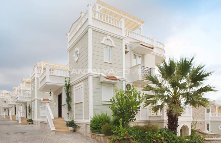 Well-located Luxurious House Rich in Social Activities 3