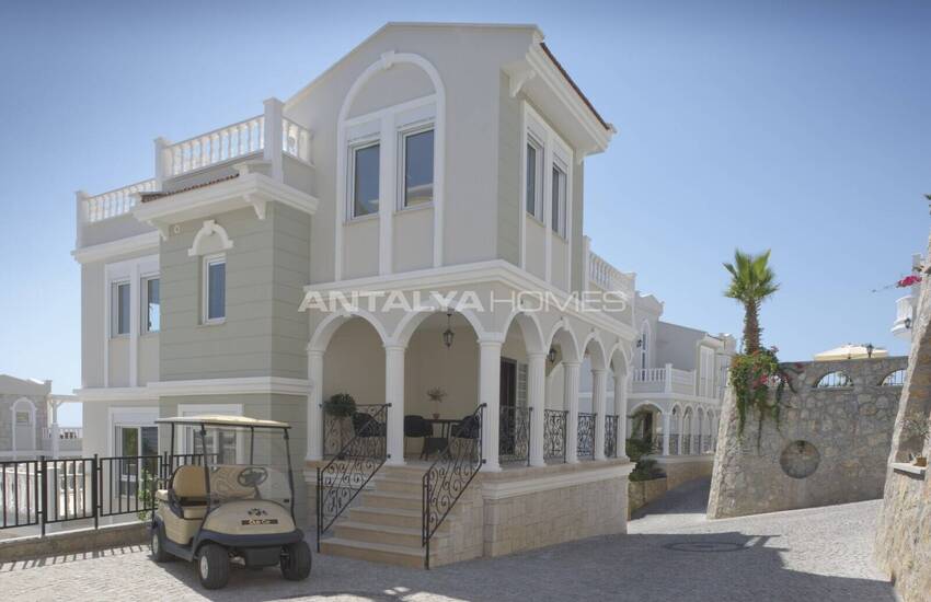 Well-located Luxurious House Rich in Social Activities 4