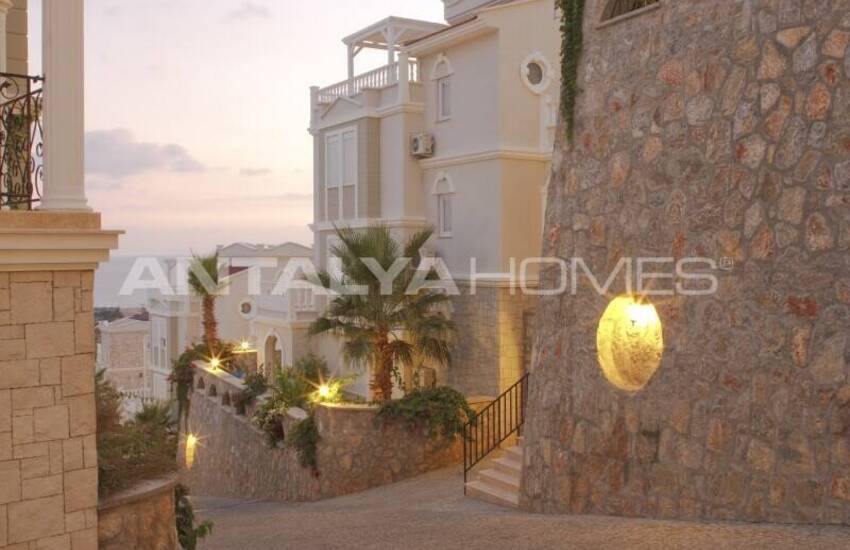 Well-located Luxurious House Rich in Social Activities 7