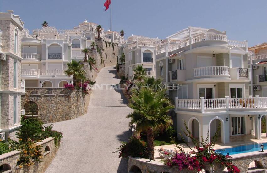 Well-located Luxurious House Rich in Social Activities 9