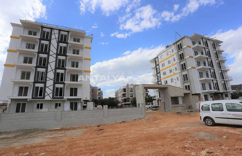 New Apartments in a Well-maintained Complex in Antalya Kepez