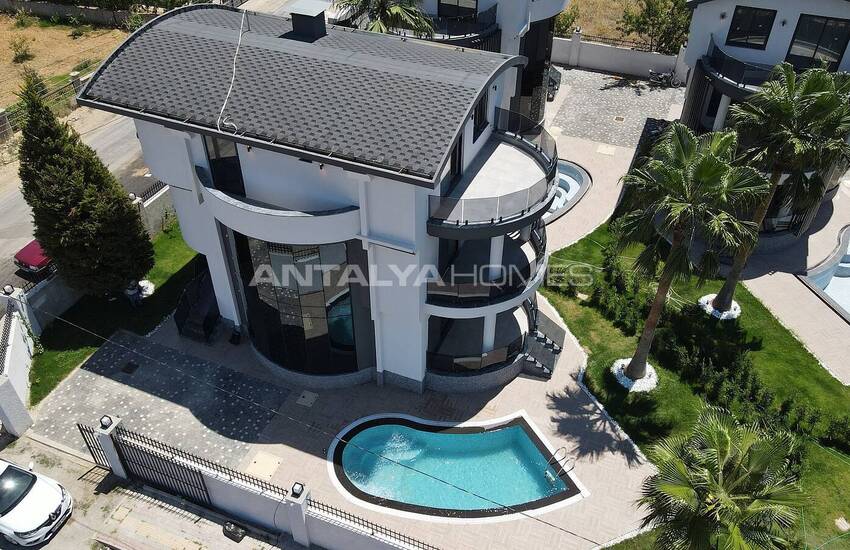 Villas Triplex Avec Jardin Privé Et Piscine À Alanya 2