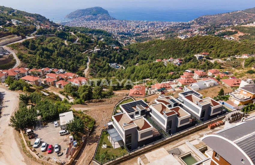 Alanya'da Özel Bahçeli ve Kale Manzaralı Lüks Villalar