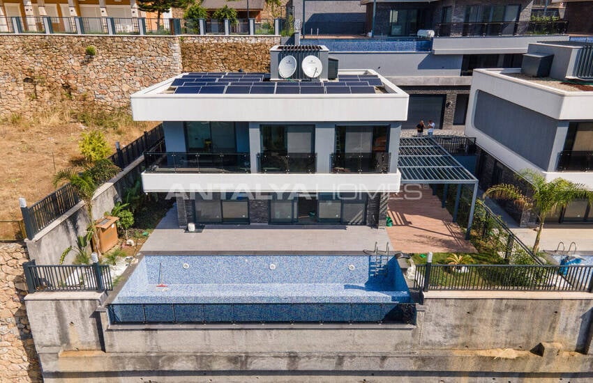 Alanya'da Özel Bahçeli ve Kale Manzaralı Lüks Villalar 2