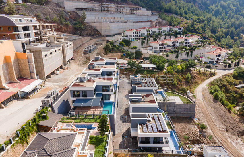 Alanya'da Özel Bahçeli ve Kale Manzaralı Lüks Villalar 9