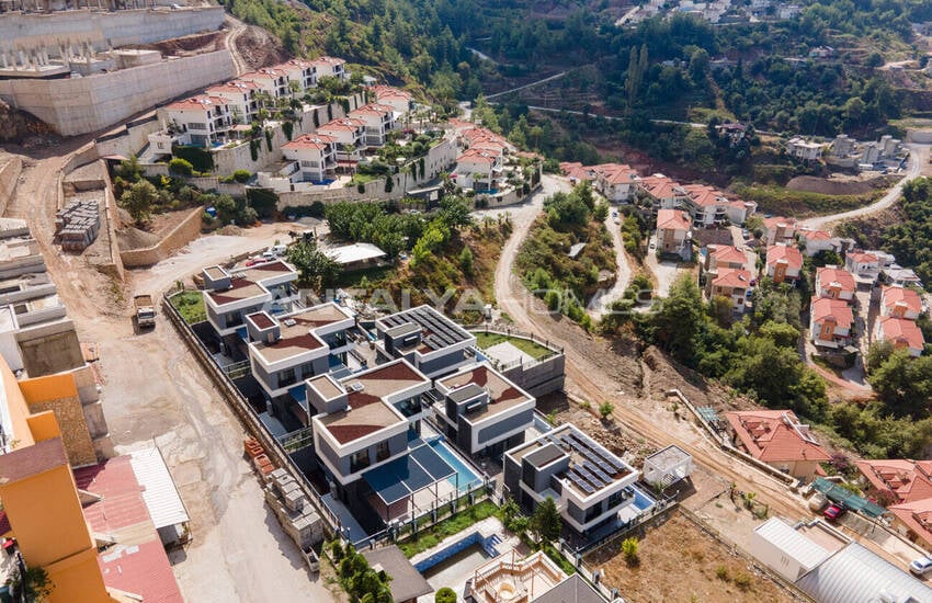 Alanya'da Özel Bahçeli ve Kale Manzaralı Lüks Villalar 6