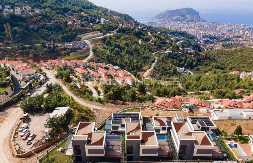 Alanya'da Özel Bahçeli ve Kale Manzaralı Lüks Villalar 7