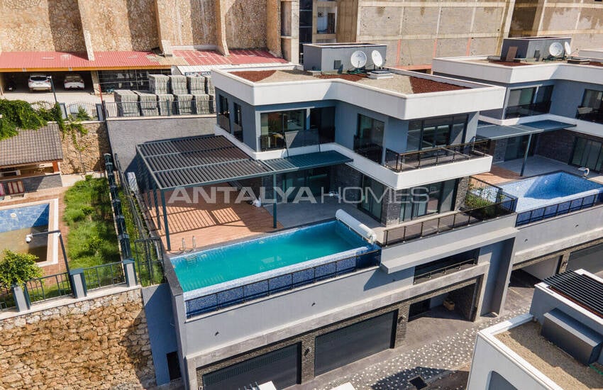 Alanya'da Özel Bahçeli ve Kale Manzaralı Lüks Villalar 1