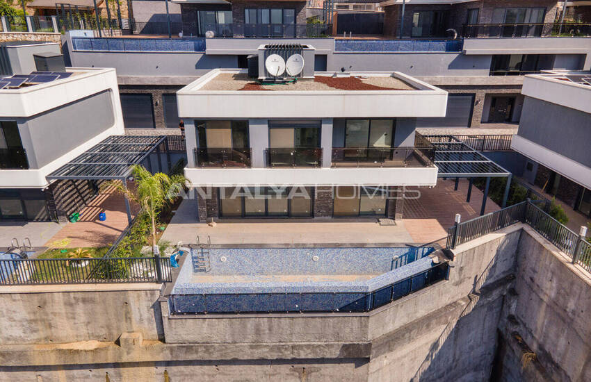 Alanya'da Özel Bahçeli ve Kale Manzaralı Lüks Villalar 4