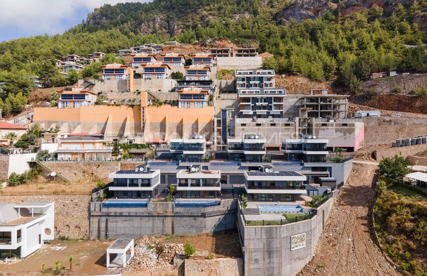 Alanya'da Özel Bahçeli ve Kale Manzaralı Lüks Villalar 9