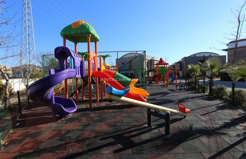 Spacious Triplex Houses with Private Gardens in Dosemealti 4