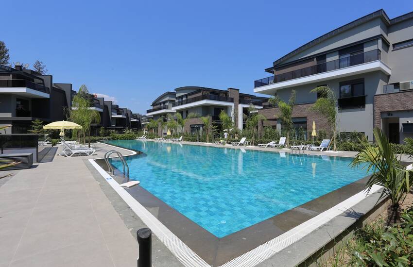 Antalya Konyaaltı’nda Lüks İç Tasarımlı Tripleks İkiz Villa
