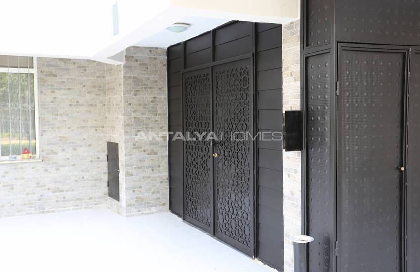 Spacious Apartment in a Complex with Swimming Pool in Muratpasa 13